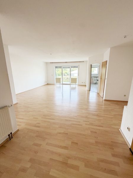 GROßZÜGIGE 4-ZIMMER-WOHNUNG MIT PKW-STELLPLATZ
